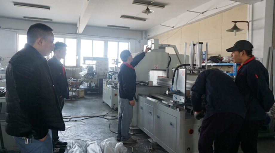 陽光明媚！客戶來鄧氏現(xiàn)場考察大型數(shù)控切鋁機